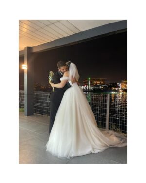 İpek Erdem Instagram - Benim canım yeğenim, güzel kızım… 
İyi ki doğdun. Seni çok seviyorum. Varlığını, sohbetini, dik duruşunu, sevgini her şeyini seviyorum. Yeni yaşına yepyeni bir hayat ile girdin. Çok mutlu, huzurlu, iyi olun🙏🏼 
Beraber nice güzel yıllarımız olsun. 🫂🌸♥️ 
Güzel bir aileyiz be🥰🙏🏼🧿