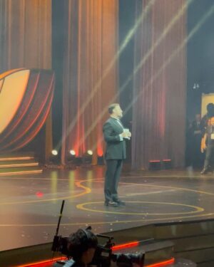 İpek Erdem Instagram - 50. yılınız kutlu olsun! @panteneturkiye #altınkelebeködülleri Nice senelere! Çok emek verilmiş bir geceydi. Emeği geçen herkese teşekkürler. Davetiniz için de teşekkür ederim. #hürriyet 

Ödül alan, aday olan, emek veren herkesi tebrik ederim. 

Gece çok değerli sanatçılarımız ile bir taraftan güzel geçerken ülkemizin acı gündemleri ve gözlerimizin dolması ile de dolu bir geceydi. Böyle geçmesi de iyidir. Hiç yokmuş gibi keyifli geçmesi  vahim bir durum olurdu bence. İyileştirmemiz gereken, taşın altına elimizi sokmamız gereken çok şey var. 

Şunu söylemeden geçemeyeceğim, o küçücük çocuğa ödül alırken bu cümleleri kurdurttuğumuz için gerçekten yazıklar olsun hepimize. O çocuk sadece mutlulukla ödülünü alıp, tatlı tatlı konuşup, sahneden inmeliydi yaşadığı ülkede. #sarpkaanaltınçapa 
Biz yetişkinler bunu beceremedik. 

Temennim umarım hepimiz bir gün uyanır, iyileşir, elimizden geleni yaparız. Umarım önümüzdeki yıl tüm bu konuştuğumuz, arkasında kadın, erkek durmamız gereken meselelerimizi iyileştirmiş oluruz ve daha keyifli bir gece yaşayabiliriz.

Arkasında durduğunuz ve iyi ev sahipliği yaptığınız için tekrar teşekkürler. Bence tüm gerçekliği ile samimi bir geceydi. 

Sevgilerimle

Beni geceye hazırlayan herkese teşekkürler.

Elbise @idrilofficial @boreal.brandlifting 
Saç @huseyinpolatofficial @hakangoleli 
Makyaj @guven_yorulmaz 
Etole, çanta ve takılar @retronanaistanbul