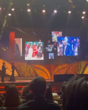 İpek Erdem Instagram - 50. yılınız kutlu olsun! @panteneturkiye #altınkelebeködülleri Nice senelere! Çok emek verilmiş bir geceydi. Emeği geçen herkese teşekkürler. Davetiniz için de teşekkür ederim. #hürriyet 

Ödül alan, aday olan, emek veren herkesi tebrik ederim. 

Gece çok değerli sanatçılarımız ile bir taraftan güzel geçerken ülkemizin acı gündemleri ve gözlerimizin dolması ile de dolu bir geceydi. Böyle geçmesi de iyidir. Hiç yokmuş gibi keyifli geçmesi  vahim bir durum olurdu bence. İyileştirmemiz gereken, taşın altına elimizi sokmamız gereken çok şey var. 

Şunu söylemeden geçemeyeceğim, o küçücük çocuğa ödül alırken bu cümleleri kurdurttuğumuz için gerçekten yazıklar olsun hepimize. O çocuk sadece mutlulukla ödülünü alıp, tatlı tatlı konuşup, sahneden inmeliydi yaşadığı ülkede. #sarpkaanaltınçapa 
Biz yetişkinler bunu beceremedik. 

Temennim umarım hepimiz bir gün uyanır, iyileşir, elimizden geleni yaparız. Umarım önümüzdeki yıl tüm bu konuştuğumuz, arkasında kadın, erkek durmamız gereken meselelerimizi iyileştirmiş oluruz ve daha keyifli bir gece yaşayabiliriz.

Arkasında durduğunuz ve iyi ev sahipliği yaptığınız için tekrar teşekkürler. Bence tüm gerçekliği ile samimi bir geceydi. 

Sevgilerimle

Beni geceye hazırlayan herkese teşekkürler.

Elbise @idrilofficial @boreal.brandlifting 
Saç @huseyinpolatofficial @hakangoleli 
Makyaj @guven_yorulmaz 
Etole, çanta ve takılar @retronanaistanbul