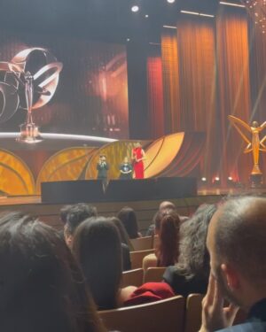 İpek Erdem Instagram - 50. yılınız kutlu olsun! @panteneturkiye #altınkelebeködülleri Nice senelere! Çok emek verilmiş bir geceydi. Emeği geçen herkese teşekkürler. Davetiniz için de teşekkür ederim. #hürriyet 

Ödül alan, aday olan, emek veren herkesi tebrik ederim. 

Gece çok değerli sanatçılarımız ile bir taraftan güzel geçerken ülkemizin acı gündemleri ve gözlerimizin dolması ile de dolu bir geceydi. Böyle geçmesi de iyidir. Hiç yokmuş gibi keyifli geçmesi  vahim bir durum olurdu bence. İyileştirmemiz gereken, taşın altına elimizi sokmamız gereken çok şey var. 

Şunu söylemeden geçemeyeceğim, o küçücük çocuğa ödül alırken bu cümleleri kurdurttuğumuz için gerçekten yazıklar olsun hepimize. O çocuk sadece mutlulukla ödülünü alıp, tatlı tatlı konuşup, sahneden inmeliydi yaşadığı ülkede. #sarpkaanaltınçapa 
Biz yetişkinler bunu beceremedik. 

Temennim umarım hepimiz bir gün uyanır, iyileşir, elimizden geleni yaparız. Umarım önümüzdeki yıl tüm bu konuştuğumuz, arkasında kadın, erkek durmamız gereken meselelerimizi iyileştirmiş oluruz ve daha keyifli bir gece yaşayabiliriz.

Arkasında durduğunuz ve iyi ev sahipliği yaptığınız için tekrar teşekkürler. Bence tüm gerçekliği ile samimi bir geceydi. 

Sevgilerimle

Beni geceye hazırlayan herkese teşekkürler.

Elbise @idrilofficial @boreal.brandlifting 
Saç @huseyinpolatofficial @hakangoleli 
Makyaj @guven_yorulmaz 
Etole, çanta ve takılar @retronanaistanbul