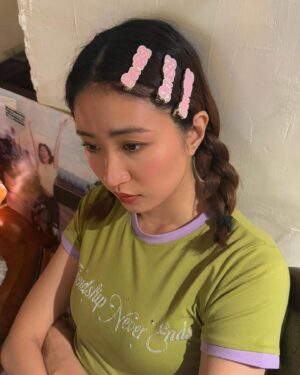 9m88 Instagram - 2025周邊商品現可在9m88.co預購 現貨囉!❤️‍🔥🍞PRE-ORDER 2025 MERCH ON 9m88.co NOW!😍

這次和朋一起做出我很滿意的商品
已經期待看你們穿的照片了！！
🌀預購連結請見story與資訊欄🌀
請大家多多使用預購頁面，訂購前花點時間閱讀預購方法！！！演唱會現場販售須知會在演唱會前另行公告💬 商品將會在會後繼續於9m88.co 販售♥️

Hiya👋🏼Here’s our 2025 New merch preview!  We spent many hours working on these cuties, I bet you’ll look great in them as well.🥰Overseas pre-order is available on 9m88.co NOW!

♪ Sent郵票網帽(灰藍)/FREE SIZE 1080元
♪ Sent郵票網帽(黑紅)/FREE SIZE 1080元
♪ Frenemy友誼長存合身tee/彈性 FREE 1080元
♪決定不想你失物招領tee/S小、M中、L大 980元
♪J8zzB8by 帽tee/ Small小、Large大 1980元
♪我只想唱歌給你聽演唱會明信片/3款一組280元
♪Sent紅色彩膠、平庸之上黑膠、9m88 Radio粉色彩膠 /各1300元
…and more 以及其他周邊商品！

友情客穿大明星🌟 @yoyang 
場地協力Special thanks to @eggnfire 🫰🏽

#我只想唱歌給你聽
#演唱會持續售票中