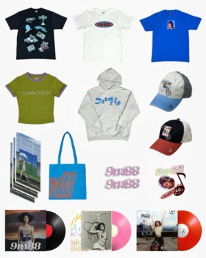 9m88 Instagram - 2025周邊商品現可在9m88.co預購 現貨囉!❤️‍🔥🍞PRE-ORDER 2025 MERCH ON 9m88.co NOW!😍

這次和朋一起做出我很滿意的商品
已經期待看你們穿的照片了！！
🌀預購連結請見story與資訊欄🌀
請大家多多使用預購頁面，訂購前花點時間閱讀預購方法！！！演唱會現場販售須知會在演唱會前另行公告💬 商品將會在會後繼續於9m88.co 販售♥️

Hiya👋🏼Here’s our 2025 New merch preview!  We spent many hours working on these cuties, I bet you’ll look great in them as well.🥰Overseas pre-order is available on 9m88.co NOW!

♪ Sent郵票網帽(灰藍)/FREE SIZE 1080元
♪ Sent郵票網帽(黑紅)/FREE SIZE 1080元
♪ Frenemy友誼長存合身tee/彈性 FREE 1080元
♪決定不想你失物招領tee/S小、M中、L大 980元
♪J8zzB8by 帽tee/ Small小、Large大 1980元
♪我只想唱歌給你聽演唱會明信片/3款一組280元
♪Sent紅色彩膠、平庸之上黑膠、9m88 Radio粉色彩膠 /各1300元
…and more 以及其他周邊商品！

友情客穿大明星🌟 @yoyang 
場地協力Special thanks to @eggnfire 🫰🏽

#我只想唱歌給你聽
#演唱會持續售票中