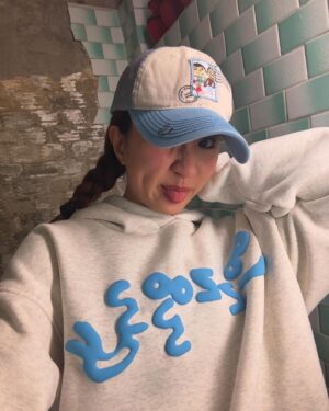 9m88 Instagram - 2025周邊商品現可在9m88.co預購 現貨囉!❤️‍🔥🍞PRE-ORDER 2025 MERCH ON 9m88.co NOW!😍

這次和朋一起做出我很滿意的商品
已經期待看你們穿的照片了！！
🌀預購連結請見story與資訊欄🌀
請大家多多使用預購頁面，訂購前花點時間閱讀預購方法！！！演唱會現場販售須知會在演唱會前另行公告💬 商品將會在會後繼續於9m88.co 販售♥️

Hiya👋🏼Here’s our 2025 New merch preview!  We spent many hours working on these cuties, I bet you’ll look great in them as well.🥰Overseas pre-order is available on 9m88.co NOW!

♪ Sent郵票網帽(灰藍)/FREE SIZE 1080元
♪ Sent郵票網帽(黑紅)/FREE SIZE 1080元
♪ Frenemy友誼長存合身tee/彈性 FREE 1080元
♪決定不想你失物招領tee/S小、M中、L大 980元
♪J8zzB8by 帽tee/ Small小、Large大 1980元
♪我只想唱歌給你聽演唱會明信片/3款一組280元
♪Sent紅色彩膠、平庸之上黑膠、9m88 Radio粉色彩膠 /各1300元
…and more 以及其他周邊商品！

友情客穿大明星🌟 @yoyang 
場地協力Special thanks to @eggnfire 🫰🏽

#我只想唱歌給你聽
#演唱會持續售票中