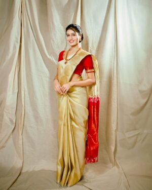 Aadhya Anand Instagram - New beginnings🏠🧿❤️

Photography - @kakali_das_photography 
Makeup - @kunika_jain 
Hair - @rubinadaniel1 
Outfit - @nallisilksarees 

#aadhyaanand #aadhya_anand #traditionalwear #saree #telugusongs #love #explorepage #geetagovindam #family #mumbai #actor #kanjivaramsaree