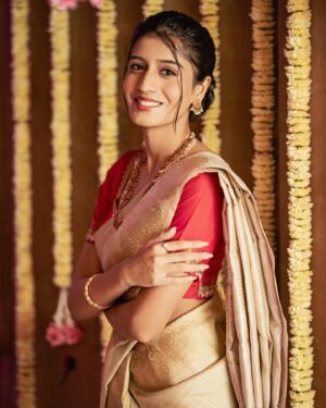 Aadhya Anand Instagram - New beginnings🏠🧿❤️

Photography - @kakali_das_photography 
Makeup - @kunika_jain 
Hair - @rubinadaniel1 
Outfit - @nallisilksarees 

#aadhyaanand #aadhya_anand #traditionalwear #saree #telugusongs #love #explorepage #geetagovindam #family #mumbai #actor #kanjivaramsaree