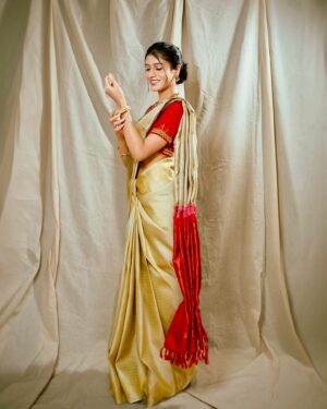Aadhya Anand Instagram - New beginnings🏠🧿❤️

Photography - @kakali_das_photography 
Makeup - @kunika_jain 
Hair - @rubinadaniel1 
Outfit - @nallisilksarees 

#aadhyaanand #aadhya_anand #traditionalwear #saree #telugusongs #love #explorepage #geetagovindam #family #mumbai #actor #kanjivaramsaree