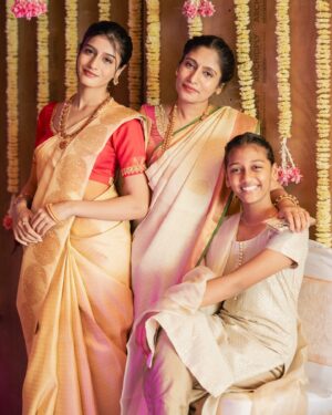Aadhya Anand Instagram - New beginnings🏠🧿❤️

Photography - @kakali_das_photography 
Makeup - @kunika_jain 
Hair - @rubinadaniel1 
Outfit - @nallisilksarees 

#aadhyaanand #aadhya_anand #traditionalwear #saree #telugusongs #love #explorepage #geetagovindam #family #mumbai #actor #kanjivaramsaree