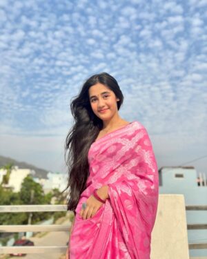Aakriti Sharma Instagram - “Saree love, ageless and timeless”
.
.
.
#sareelove #navratri #gudipadwa #aakritisharma #instagram