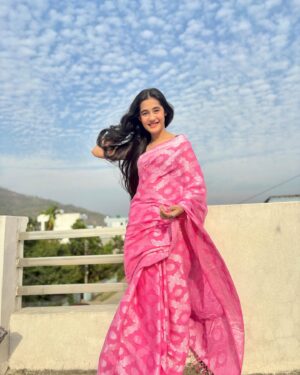 Aakriti Sharma Instagram - “Saree love, ageless and timeless”
.
.
.
#sareelove #navratri #gudipadwa #aakritisharma #instagram