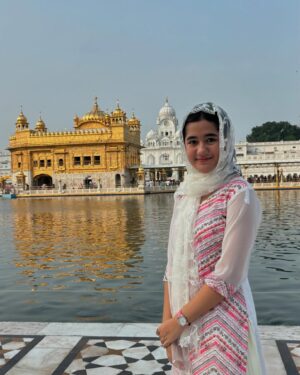 Aakriti Sharma Instagram - “A place of peace, spirituality, and divine energy. Grateful for this moment of serenity and reflection at the Golden Temple.” 

#goldentemple #amritsar #aakritisharma