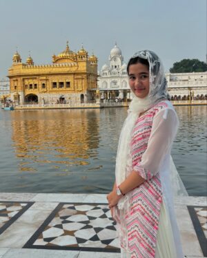 Aakriti Sharma Instagram - “A place of peace, spirituality, and divine energy. Grateful for this moment of serenity and reflection at the Golden Temple.” 

#goldentemple #amritsar #aakritisharma