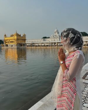 Aakriti Sharma Instagram - “A place of peace, spirituality, and divine energy. Grateful for this moment of serenity and reflection at the Golden Temple.” 

#goldentemple #amritsar #aakritisharma