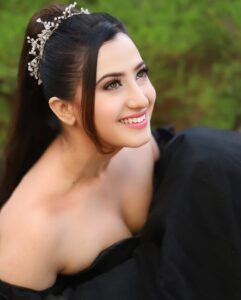 Actress Aalisha Panwar HD Photos and Wallpapers January 2025