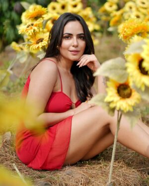 Aanchal Munjal Instagram - Wishing us a year full of love, happiness, prosperity, success & good health !!! 🧚🏻‍♀️❤️ #HappyNewYear #2k25 🧿😍 #HelloJanuary 👀🙌🏻
Shot by @mr._mk_photographer
Hair & MU by @sunny_makeup_artist
Location @setsinthecity.in
Outfit @shopseoraa
Styled by @theanunarang
