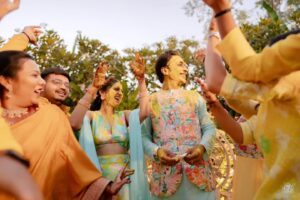 Aarohi Patel Instagram - Sundowner Haldi 💛 
05.12.24
.
Pictures : @silverlightstudios.in 
Event curated and managed by @event.kalakar 
Event styled and designed by @events_by_the_planners_project 
Music : @aalapdipeshdesai @parthdesai.27 
Singer : @jigrra 
Location : @bamboosaa
Caffeine handled by @thedarkroast