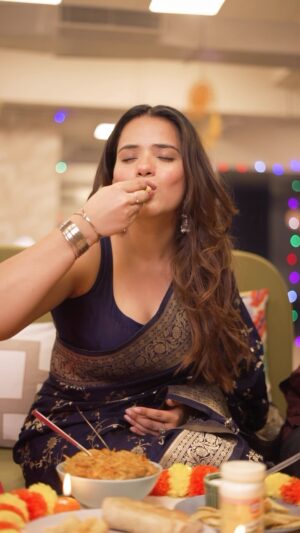 Aashi Sahni Instagram - Iss diwali @dr.oetkerindia ke saath✨🪔❤️

#TasteTheLoveShareTheJoy with Dr. Oetker - your home away from home this festive season ✨🥂
.
.
.
.
#reels #explore #foryou #fyp #diwali #festive #festival #lights #food #indian #ethnic