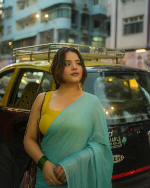 Aashi Sahni Instagram - माथे पर बिंदी लगा कर आई है
वो बहुत दिन बाद खुद को सज़ा कर आई है

saree- @eternitybysakshi 
📸- @joeysmovie