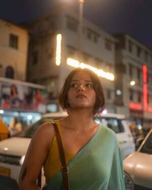 Aashi Sahni Instagram - माथे पर बिंदी लगा कर आई है
वो बहुत दिन बाद खुद को सज़ा कर आई है

saree- @eternitybysakshi 
📸- @joeysmovie