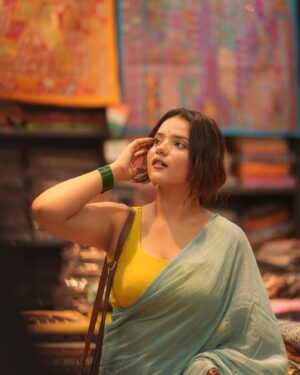 Aashi Sahni Instagram - माथे पर बिंदी लगा कर आई है
वो बहुत दिन बाद खुद को सज़ा कर आई है

saree- @eternitybysakshi 
📸- @joeysmovie