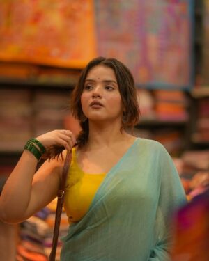 Aashi Sahni Instagram - माथे पर बिंदी लगा कर आई है
वो बहुत दिन बाद खुद को सज़ा कर आई है

saree- @eternitybysakshi 
📸- @joeysmovie