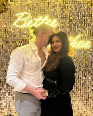 Aashka Goradia Instagram - This Christmas was a special kind of magic 💫 To many more traditions together. 

#merrychristmas #traditions #family