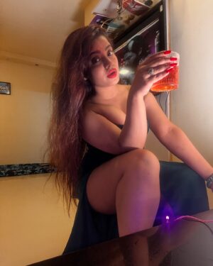 Aasma Sayed Instagram - Pull-over ❤️🥂

#photooftheday #photo 

#iphone #2025 #happynewyear ❤️🎆