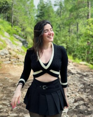 Aastha Shah Instagram - Laapata between the mountains 🌳⛰️

Top - @a.la.modebyakanksha