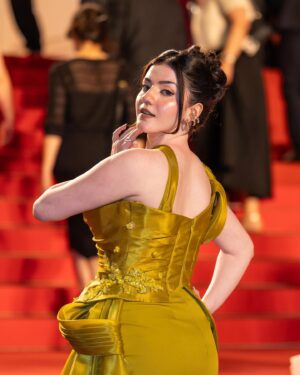 Aastha Shah Instagram - Greenest flag on the red carpet at Cannes❤️

Outfit: @fouadsarkisofficial @maison7dubai
Earrings: @isharya
Rings: @isharya @swarovski @rang_akankshanegi 
Cuff: @swarovski
Shoes: @oceedeeshoes
Styled by: @sabrinawhite98
Assisted by: @ashgkz @cosmo_bydivya
HMU: @kajolrpaswwan @kajolrpaswwanmakeupacademy 

Thank you @brut.india for the best day❤️