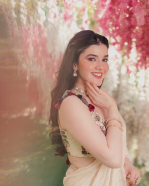 Aastha Shah Instagram - Feeling this song in my saree today🌸

Wearing @payalsinghal 
HMU @mua_pal @rajathair_artistry 
Shot by @dhruvnarangphotography