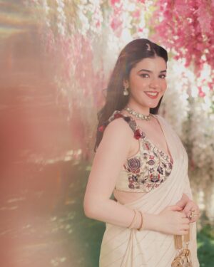 Aastha Shah Instagram - Feeling this song in my saree today🌸

Wearing @payalsinghal 
HMU @mua_pal @rajathair_artistry 
Shot by @dhruvnarangphotography