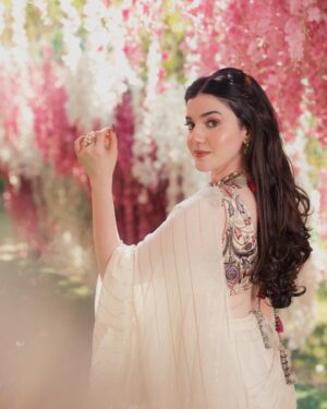 Aastha Shah Instagram - Feeling this song in my saree today🌸

Wearing @payalsinghal 
HMU @mua_pal @rajathair_artistry 
Shot by @dhruvnarangphotography