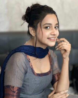 Abarnathi Instagram - Abarnathi Anarkali 🧿

Stylist @ashwinianand.stylist 🪡

#signaturedressofme #abarnathianarkali #abarnathi 
#ｔｏｄａｙｐｏｓｔ #instafashion #anarkali #smilesreachyoureyes 🫣 #vanitymirror #shootingday