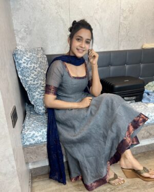Abarnathi Instagram - Abarnathi Anarkali 🧿

Stylist @ashwinianand.stylist 🪡

#signaturedressofme #abarnathianarkali #abarnathi 
#ｔｏｄａｙｐｏｓｔ #instafashion #anarkali #smilesreachyoureyes 🫣 #vanitymirror #shootingday