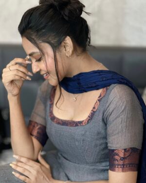 Abarnathi Instagram - Abarnathi Anarkali 🧿

Stylist @ashwinianand.stylist 🪡

#signaturedressofme #abarnathianarkali #abarnathi 
#ｔｏｄａｙｐｏｓｔ #instafashion #anarkali #smilesreachyoureyes 🫣 #vanitymirror #shootingday