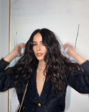 Abigail Spencer Instagram - Holiday hairs & face 🫦
Ask them how they did it! 
By @claytonhawkins 
& @yukari.makeup 

📸 @claytonhawkins