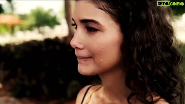 Abril Schreiber - 1.6K Likes - Les dejo mi reel de mis trabajos mas actuales, para que lo chismeen, lo curioseen, opinen, le den Likes jajaja, pero sobre todo para contarles que las tres primeras personas que le escriban a @proyectoforastero de mi parte, interesadas, obviamente, en hacerse un demo reel, tendrán un 15% de descuento. 🤗 #graciastotales a los creadores maravillosos de esta maravilla @proyectoforastero @shaktimaal y @eliualreves #friyay #tgif #friday #actorslife #demoreel #actors