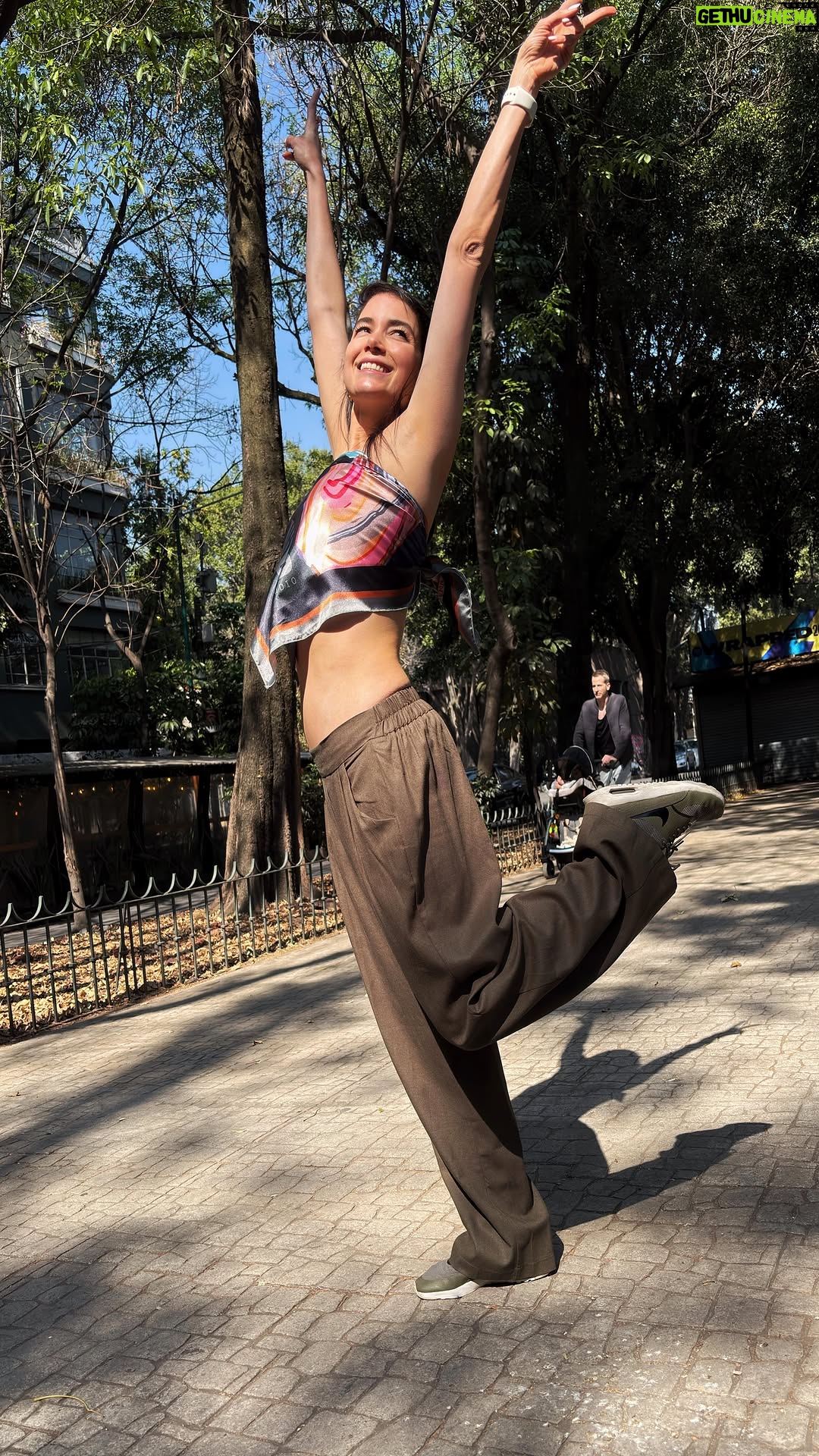 Abril Schreiber - 157 Likes - ✨ 2024 💫 un año intenso que va a ser para mi un recuerdo contundente.
Amé, sentí rabia, reí, lloré, sentí dolor, me rompieron el corazoncito y se recuperó y quiso querer de nuevo y se le hizo un raspón muy leve que se curó en 15 minutos, besé, amé mas, besé más. Que lindo besar! Reí muchooo mas, lloré de nuevo jajaja y reí.
Ups and downs. Me caí y me levanté! Me lancé de montañas, esquieé, fui surfer por un ratito, volé, volé de muchas formas….. di abrazos y los recibí. Ayudé y me ayudaron. Agradecí, sentí de verdad agradecimiento en mi corazón. Dormí en varias camas, a veces sofás, en varias ciudades en varios países, acompañada y sola.
Que año tan intenso. Odié al 2024 y lo amé con fervor. Y al escribir estoy me late el corazón mas fuerte ❣️
Todo se resume en:
VIVÍ INTENSAMENTE!!! Como me gustan las cosas: INTENSAS Y REALES. FELIZ AÑO Igland gracias por acompañarme en mis aventuras ❣️🙏🏻 y 2025… voy por ti ⭐️
#añonuevo #felizaño2025
#felizaño #happynewyear #newyear #newyeareve #byebye2024