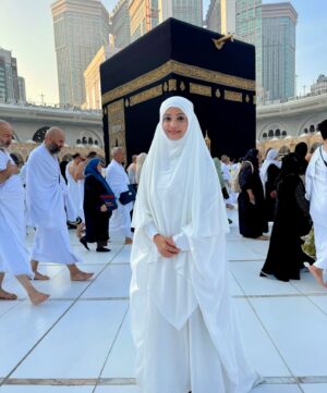 Adaa Khan Instagram - TakabbalAllah Alhamdulillah 🤲🏻

 #Umrah #makkah 
.
.
.
Thank you so much @hayabysanakhan for this beautiful Hadya 🤲🏻♥️