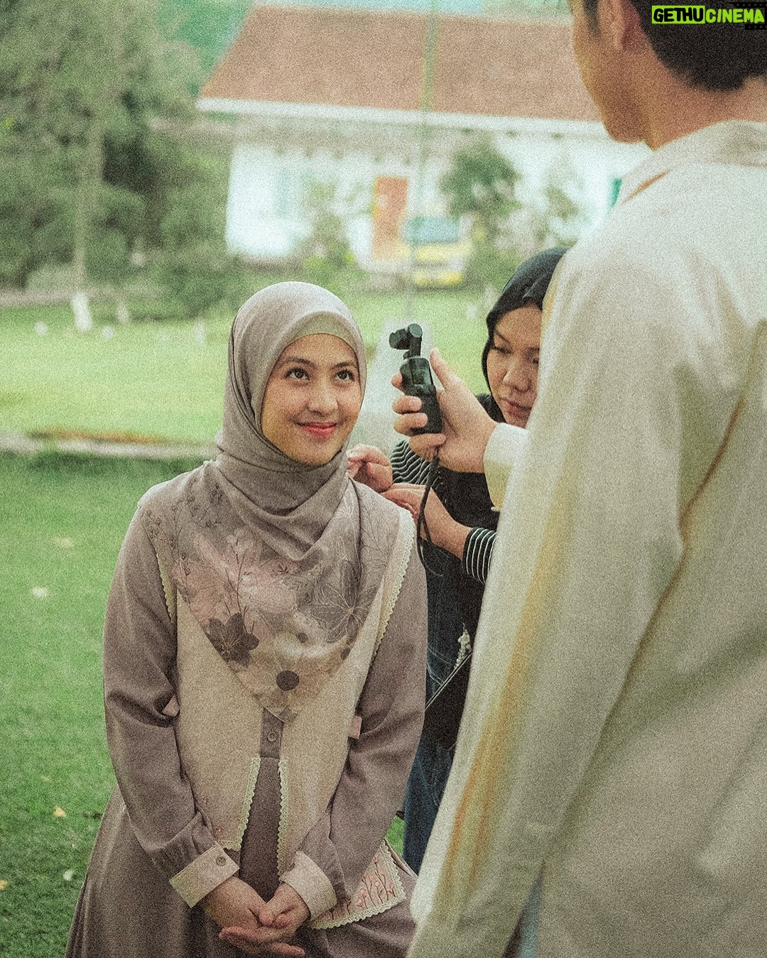 Adhisty Zara - 181.2K Likes - Lovely day bareng si kasep @abunsungkar 😋🤍
seru banget photoshootnya kemarinnn! thankyou @jilbrave.official 💕 Ini special collection Cinta Dalam Ikhlas series, gemes semuaaaa!!!
Langsung serbu launchingnya sore ini jam 16.30 yaa 🫶🏻