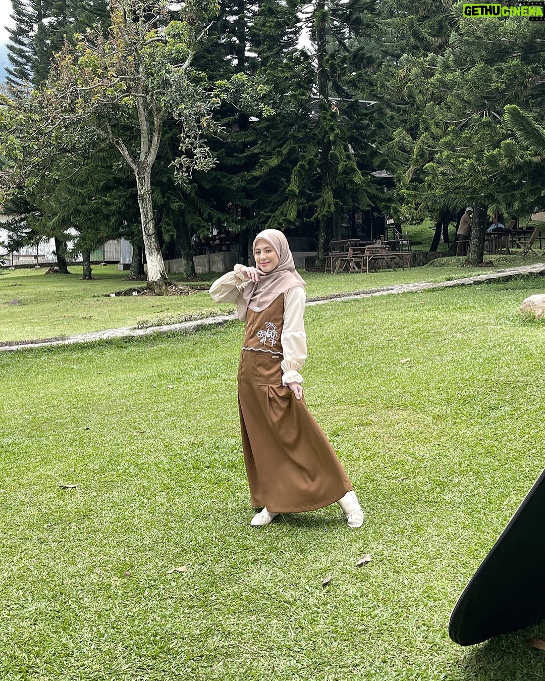 Adhisty Zara - 181.2K Likes - Lovely day bareng si kasep @abunsungkar 😋🤍
seru banget photoshootnya kemarinnn! thankyou @jilbrave.official 💕 Ini special collection Cinta Dalam Ikhlas series, gemes semuaaaa!!!
Langsung serbu launchingnya sore ini jam 16.30 yaa 🫶🏻