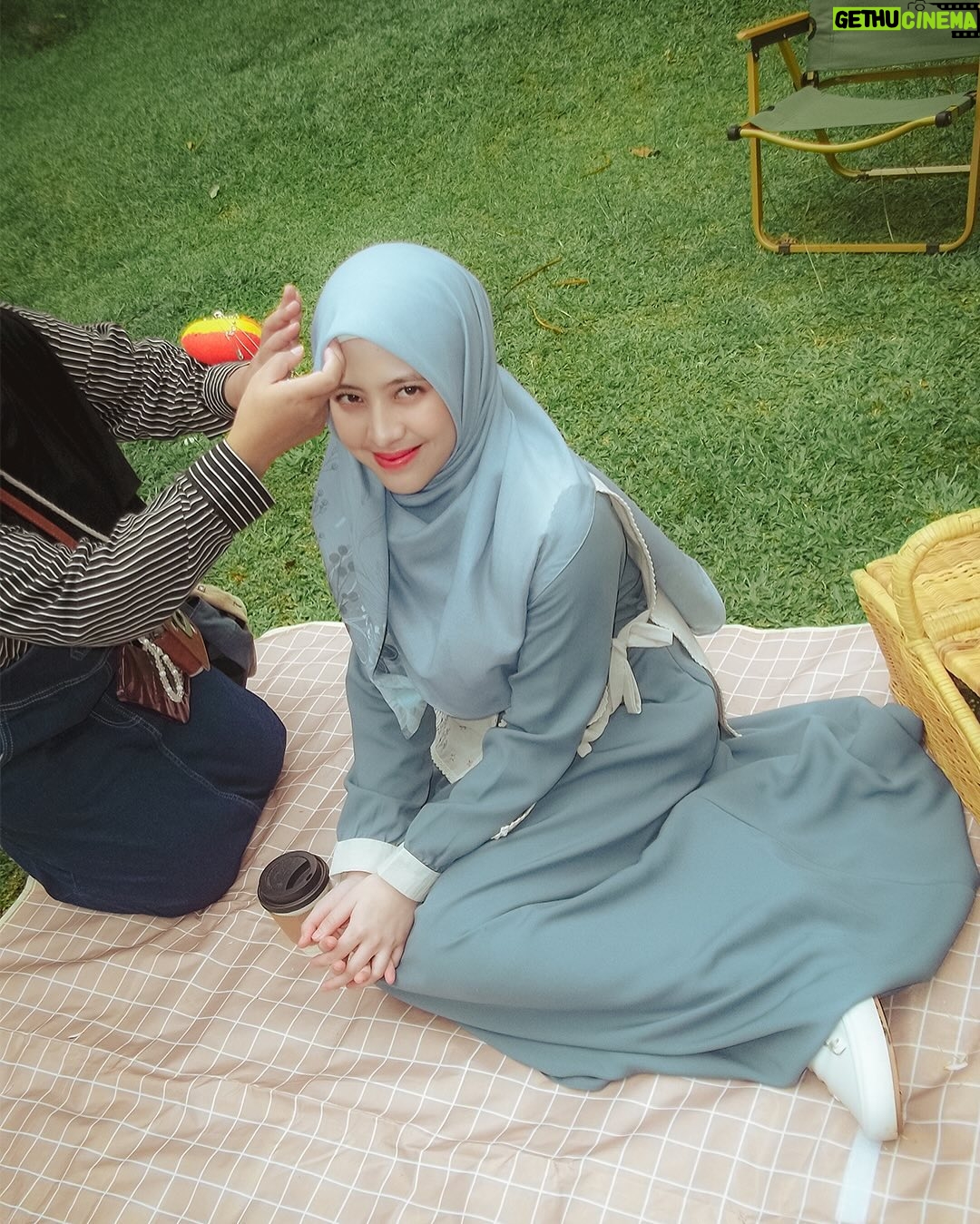 Adhisty Zara - 181.2K Likes - Lovely day bareng si kasep @abunsungkar 😋🤍
seru banget photoshootnya kemarinnn! thankyou @jilbrave.official 💕 Ini special collection Cinta Dalam Ikhlas series, gemes semuaaaa!!!
Langsung serbu launchingnya sore ini jam 16.30 yaa 🫶🏻