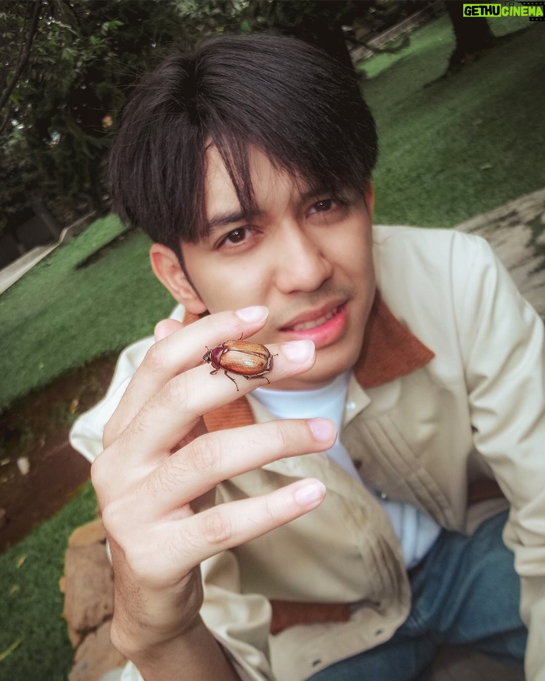 Adhisty Zara - 181.2K Likes - Lovely day bareng si kasep @abunsungkar 😋🤍
seru banget photoshootnya kemarinnn! thankyou @jilbrave.official 💕 Ini special collection Cinta Dalam Ikhlas series, gemes semuaaaa!!!
Langsung serbu launchingnya sore ini jam 16.30 yaa 🫶🏻