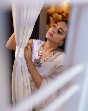 Aditi Ravi Instagram - we are made out of stars, shining in our unique way 🤍

Styling : @amritha_lakshmi___  @styledby_al_ 
Photography : @portraits_by_shone 
Mua : @exocticmakeover 
Outfit : @kathirlooms 
Jewellery : @titli.flutteringwings 
Location : @abad.hotels 

#styledbyal #insta #new #🤍for ☮️ #bekindtoyourself