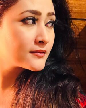 Aditi Sajwan Instagram - Nostalgia Is Goosebumps without the jump scares 😌💕
#criminal  #oldhits #manishakoirala