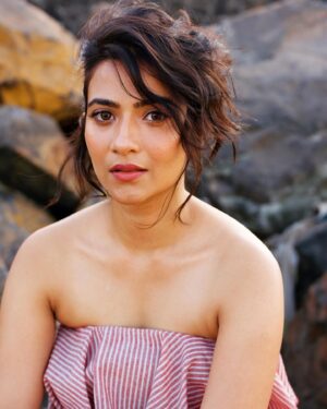 Aditi Sharma Instagram - 🧚🏻‍♀️🌸 you don’t love the Beautiful , 
whoever you love becomes Beautiful ,
Love gives beauty to everything 🌈💫
#loveislove #countyourblessings #positivevibes 🌻
#lovethesong ❣️