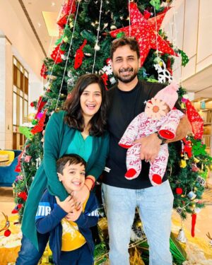 Aditi Sharma Instagram - Merry Christmas 🎄🎅🎁💐
May Santa 🧑‍🎄 bring you happiness and peace. Wishing you a Christmas wrapped in love and sprinkled with joy!
This Christmas, let’s focus on the small wins and the joy that our loved ones bring to us.❤️🥳🎂 
 and don’t forget to love yourself a little more.😇