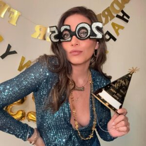 Adriana Fonseca Instagram - Primer post del año, deseándoles lo mas bonito!
______
Cosas que nos reten a sacar lo mejor de nosotros, compasión, amor, prosperidad compartida y larga vida con salud! 

First post of the year, wishing you all the most beautiful things! Challenges that inspire us to bring out our best, compassion, love, shared prosperity, and a long life filled with health!
.
.
#newyear #lifestyle #cute #fashion #latina #LA