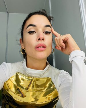 Adriana Ugarte Instagram - Me hace mucha ilusión compartir con vosotros algunos momentos y personas preciosas que conocí en mi aventura Mask Singer 🐍 
En la primera foto estoy en el hotel la noche anterior de la última actuación; desvelada porque no me salía la coreografía 😹🙀
Después os dejo uno de los tantos vídeos que tenía que enviar a Cris para que viera cómo me camuflaba -en la furgoneta que aparcaban en mi hotel- para llegar al plató de incógnita -el primer vídeo fue un cuadro!!jajajjaja!no podía ni abrir el candado 🔒-
Luego viene una foto ya camuflada instantes previos a la entrada del conductor (!!)
Foto en el camerino en plan cobra interesante-seductora ❤️🐍❤️
Ayyyyy😻Aquí os presento a Inés y a Cris,mis hadas madrinas durante todo el programa.Os tengo que confesar que pasé muchísimos nervios y a veces hasta mareillos debajo de la máscara;mucho más carrusel emocional del que me podía imaginar.Inés y Cris estuvieron a mi lado hasta el último momento y hasta la última chocolatina 🍫.
La llegada a la habitación después de que todo terminara.Me sentí muy feliz conmigo misma.Feliz de atreverme a hacer cosas que me dan miedo.
Y la última, es la pequeñaja que me recuerda que mientras la vida me permita, tengo que JUGAR.