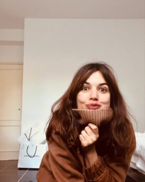 Adriana Ugarte Instagram - Señoritas mías,se acerca mi cumple 🎈🎶

Regalazos  @elenabeautyalien  @ehmoda 
@gerarddarel 🤍🤍🤍