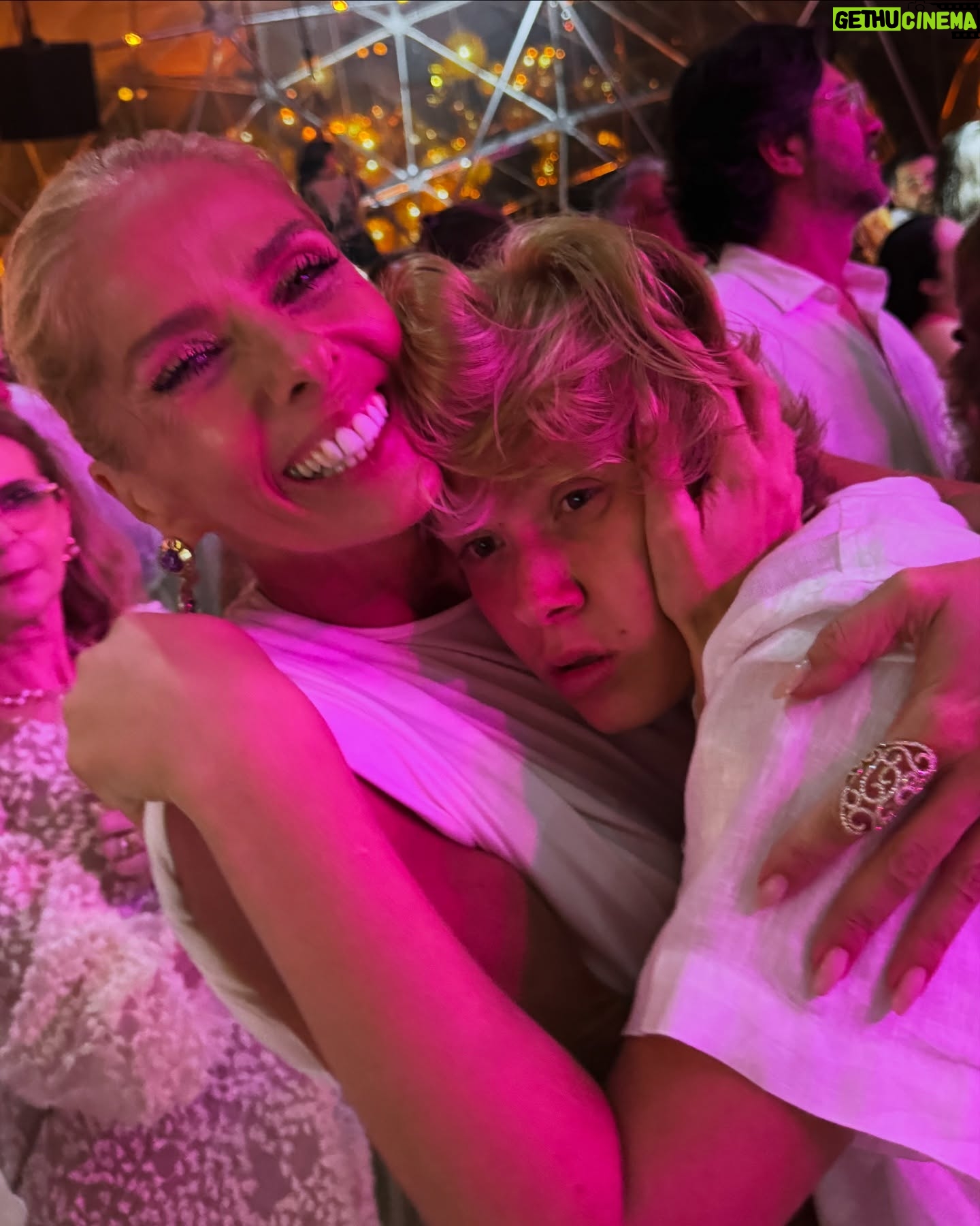 Adriane Galisteu - 63K Likes - Vem 2025 , pronta pra te amar! ✨✨ O que você mais deseja para este ano? Me conta na enquete!